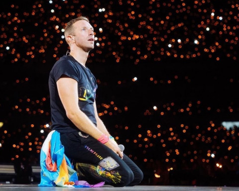 Chris Martin Promosikan Film Terbaru Dakota Johnson di Tengah Rumor Putus