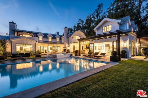 Putus! Dakota Johnson dan Chris Martin Jual Rumah Rp228 Miliar di Malibu