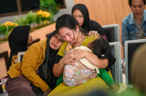 Kapal Feri Tenggelam di Selat Bali, Keluarga Korban Cemas Menunggu Kabar