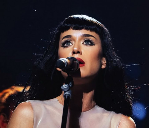 Katy Perry Hampir Jatuh dari 'Kupu-kupu Raksasa' saat Tampil dalam Konser