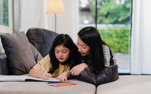 Perbedaan Gaya Parenting Antar Generasi: Millennial Lebih Boros, Gen X Lebih Aktif