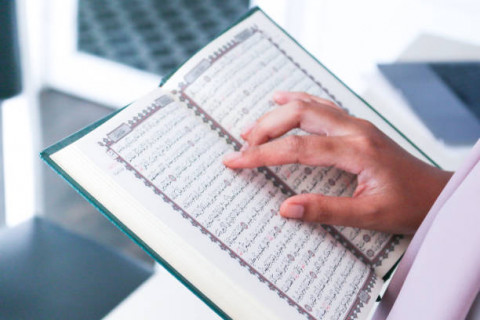 Sarat Hikmah dan Historis, Ini Alasan Al-Qur'an Diturunkan dalam Bahasa Arab
