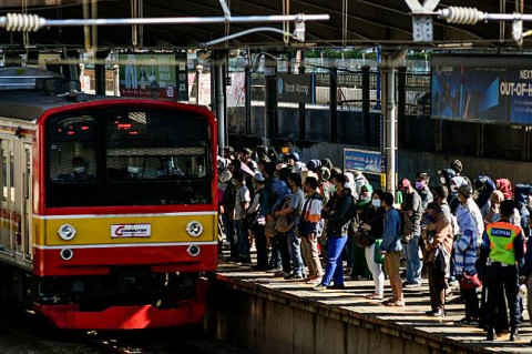 Sering Berdiri Lama di KRL atau TJ Berisiko Varises! Dokter Ungkap Tips Mencegahnya