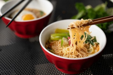 Hati-Hati, Makan Mi Campur Nasi Bisa Ganggu Kesehatan dan Bikin Ketidakseimbangan Gizi