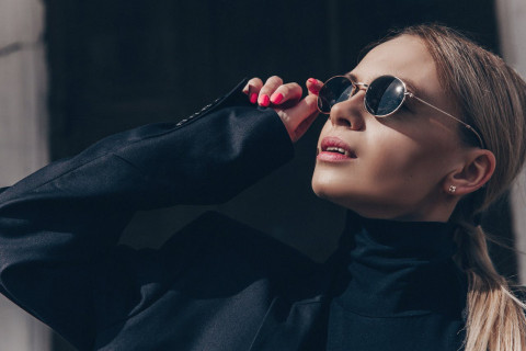 Lebih dari <i>Fashion</i>, Ini 5 Manfaat Pakai Kacamata Hitam untuk Kesehatan Mata