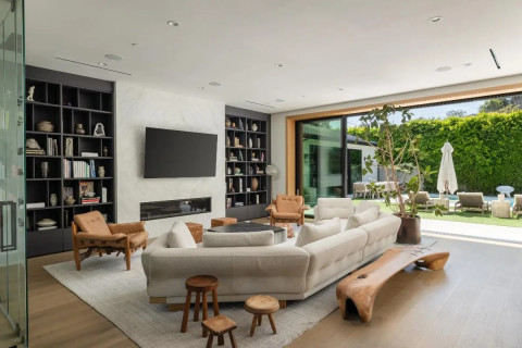 Adriana Lima Lepas Rumah Super Mewah di Los Angeles, Harganya Fantastis
