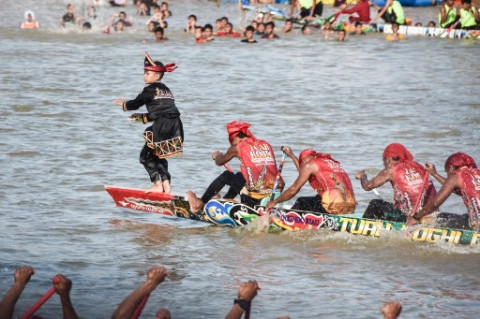 Serunya Festival Pacu Jalur 2025 di Riau
