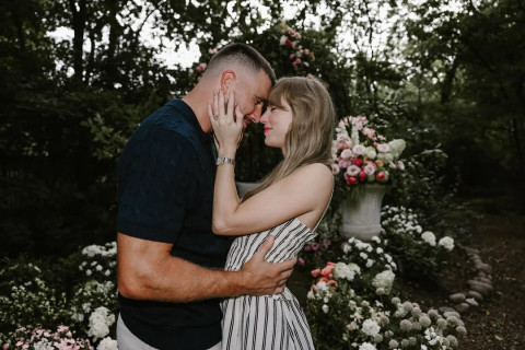 Kabar Pertunangan Taylor Swift dan Travis Kelce Sempat Buat Instagram Crash