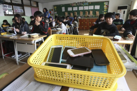Korea Selatan Larang Ponsel di Kelas Mulai 2026 untuk Tekan Kecanduan Digital
