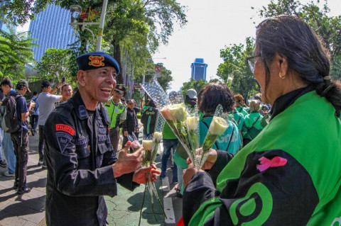 Aksi Damai Ojol Bagikan Bunga Warna Putih, Apa Sih Maknanya?