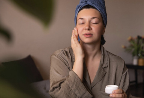 Wajib Coba! Urutan Skincare Malam agar Wajah Segar di Pagi Hari