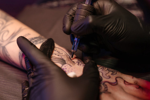 Bahaya Tato Permanen Bagi Kesehatan, Infeksi hingga Risiko Kanker Kulit