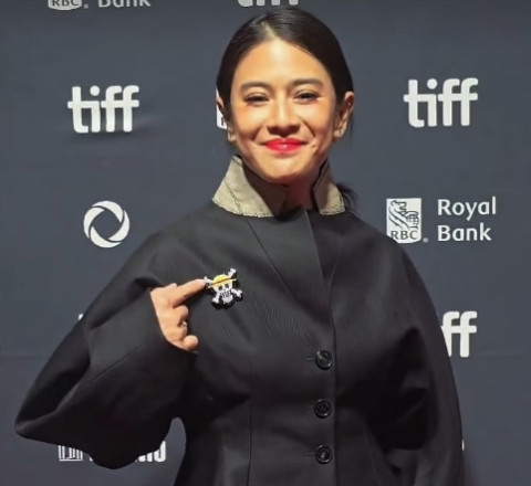 Dian Sastro Pakai Pin One Piece di Toronto International Film Festival