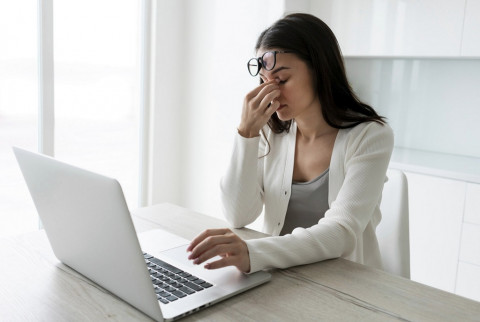 5 Cara Meredam Mata Tegang Melihat Komputer atau Laptop