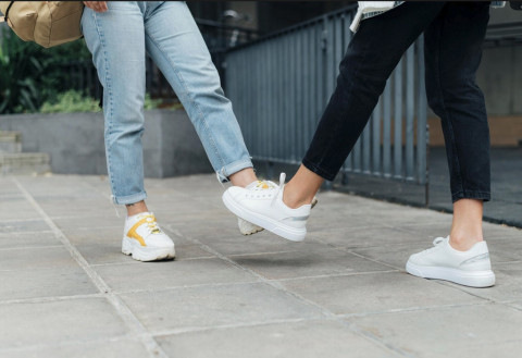 4 Rekomendasi Sneakers Putih yang Mudah Dibersihkan