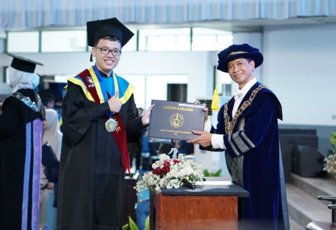 Kisah Wisudawan Terbaik ITS Weynard dan Jasmine: Kombinasikan Ketekunan dan Peluang