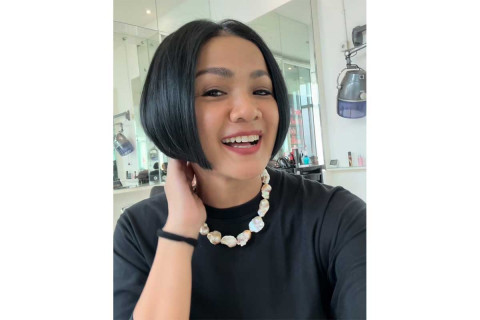 Nirina Zubir Donasi Rambut Panjangnya