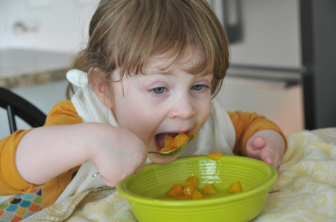 Memperkenalkan Alat Makan Kepada Bayi