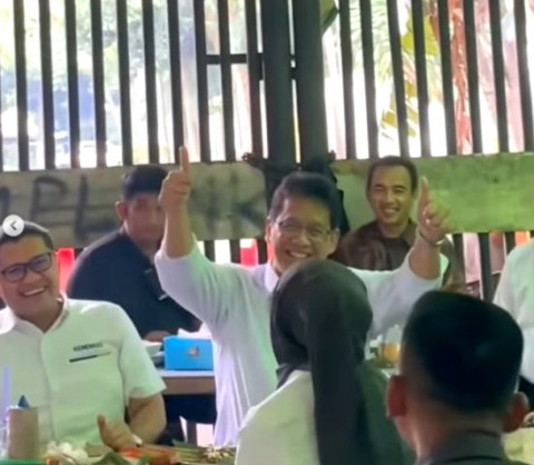 Enggak Gengsi! Menkeu Purbaya Makan Siang di Kantin Karyawan