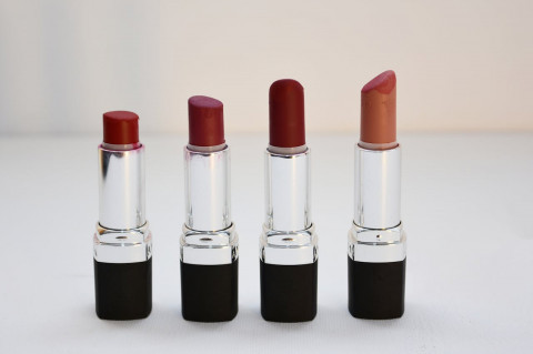 Pilihan Warna Lipstik yang Bikin Gigi Tampak Lebih Putih