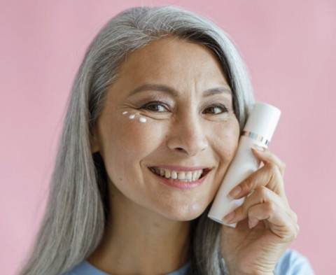 4 Rekomendasi Moisturizer untuk Usia 50an yang Aman di Kantong