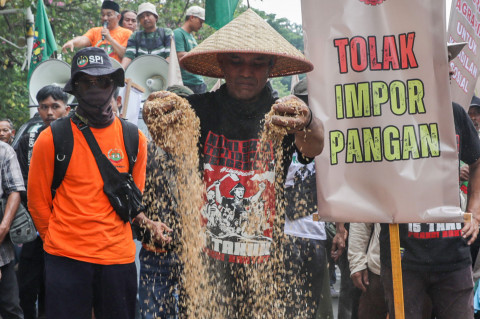 ​Serikat Tani Indonesia Gelar Aksi Tebar Gabah