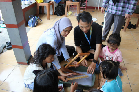 Mahasiswa UI Ajak Anak-anak di Bekasi Daur Ulang Kertas Lewat Kreartas