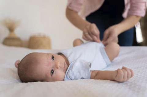Memahami Pola BAB Bayi, Kapan Normal dan Kapan Perlu Waspada?