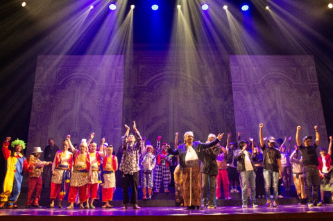 Dibintangi Cak Lontong, Pementasan 