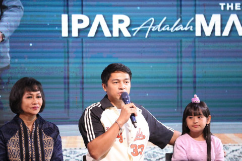 Deva Mahenra Kembali Jadi Suami Peselingkuh, Mikha Tambayong Bereaksi Begini