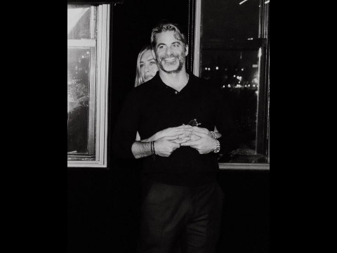 Jennifer Aniston dan Jim Curtis Resmi <i>Go Public</i>