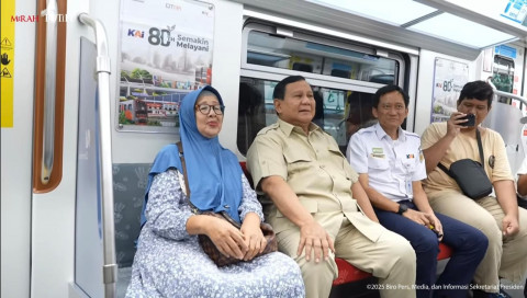 Prabowo Nikmati KRL ke Stasiun Tanah Abang Baru, Sapa-Foto Bareng Warga