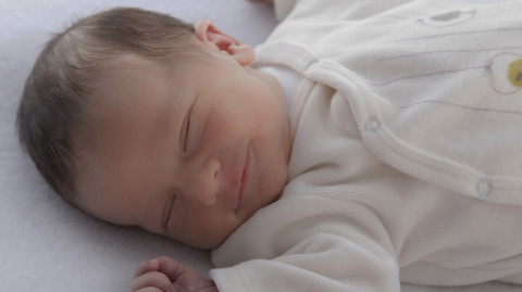 Apakah Berbahaya bagi Bayi untuk Tidur dengan Mata Terbuka?