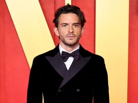 Aktor Jonathan Bailey Dinobatkan sebagai Pria Terseksi Sedunia 2025 Versi Majalah People