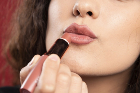 5 Warna Lipstik Ini Cocok untuk Usia 40 Tahun, Lebih Terlihat Muda!