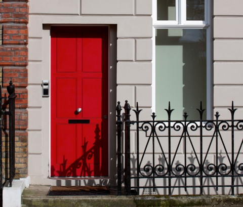 Rahasia di Balik Pintu Rumah Merah, Benarkah Bisa Bawa Keberuntungan?