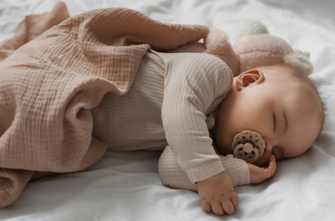 Amankah Bayi Tidur Menyamping? Ini Penjelasan Dokter Anak