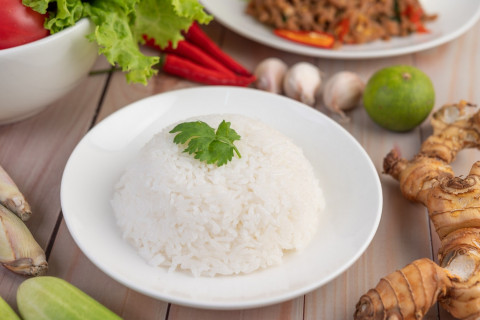 Nasi Putih Dingin Dianggap Lebih Rendah Kalori? Ini Jawabannya