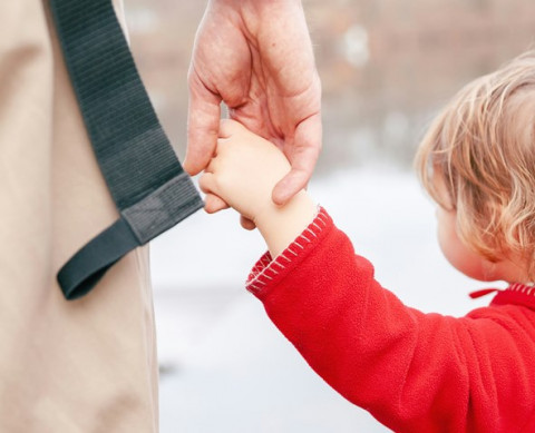 Kebiasaan Anak 2 Tahun, dari Malu-malu sampai Clingy