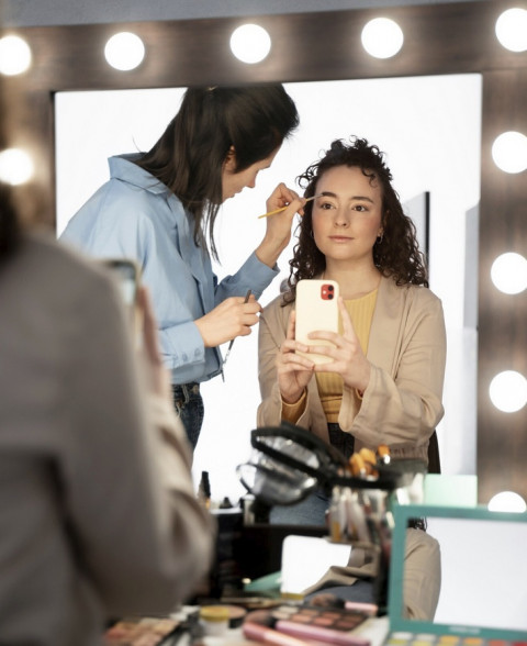 Trik Sederhana oleh Make up Artist untuk Memberikan Kulit Aktor yang Bercahaya tanpa Menggunakan Foundation