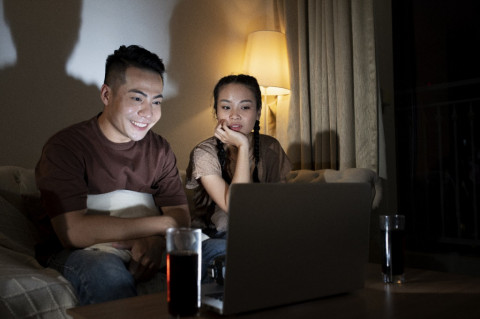 Suka Maraton Series? Ketahui Ini Dampak Buruk Binge Watching