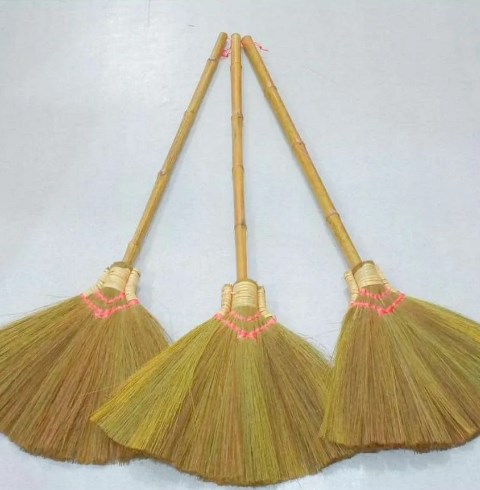 3 Tips Membersihkan Sapu dengan Bulu Jerami