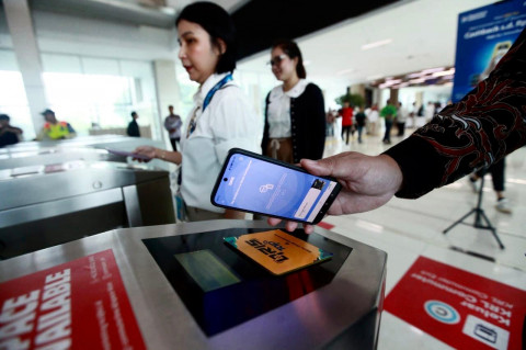 Bank Mandiri-KAI Luncurkan QRIS Tap, Cara Baru Naik KRL dan LRT Tanpa Ribet