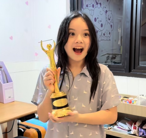 Momen Menggemaskan Gempi Terima Piala AMI Awards 2025 di Rumah