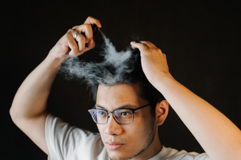 Kemasan Kecil tapi Dampak Besar, Hair Powder Ini Jadi Senjata Baru Pria Urban