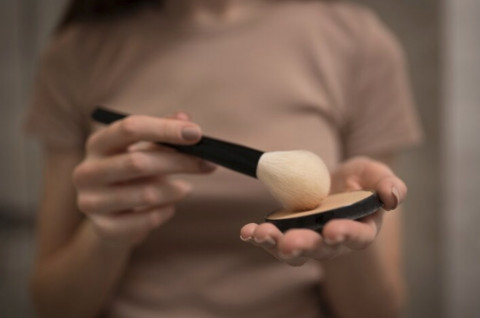 4 Rekomendasi Bedak Tabur Tahan Lama Anti Luntur