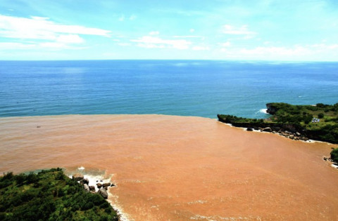 Fenomena Air Laut Dua Warna di Pantai Baron, Eksotisme Alam yang Kembali Jadi Sorotan