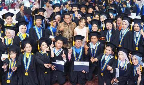 Jadi Speaker di Wisuda USNI, Cinta Laura: Work Life Balance Tak Selalu 50:50