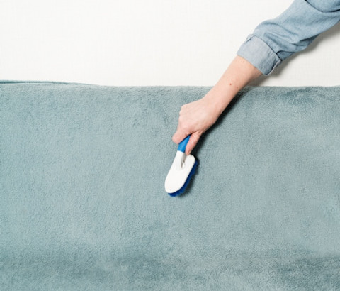 Cara Bersihkan Sofa dengan Soda Kue agar Tetap Harum dan Awet