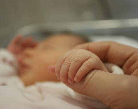 6 Hal yang Harus Kamu Perhatikan saat Menyusui Bayi Prematur di NICU